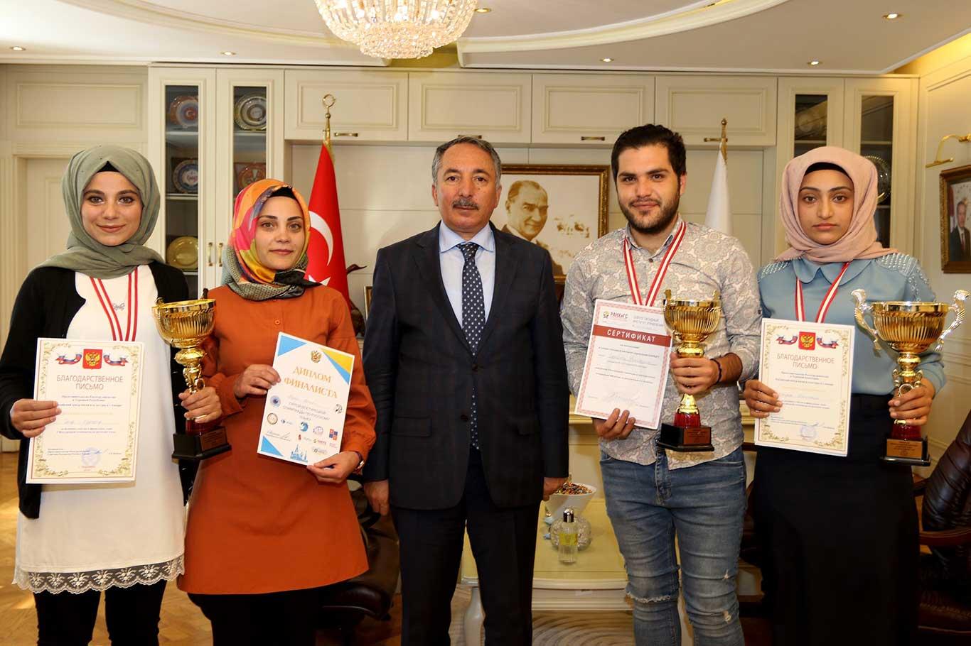 Rektör Rusça Olimpiyatlarında ödül alan öğrencileri kabul etti Rektör Rusça Olimpiyatlarında ödül alan öğrencileri kabul etti